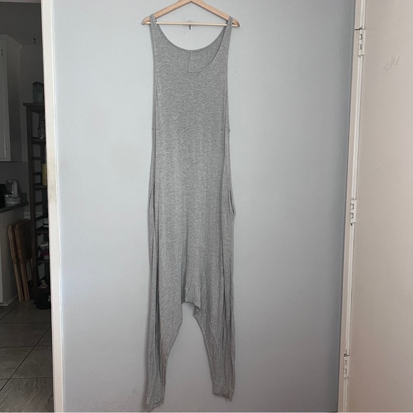 Gray Sleeveless Drop Crotch Romper with Pockets & Tapered Legs 22” ptp (Large) - Picture 3 of 8